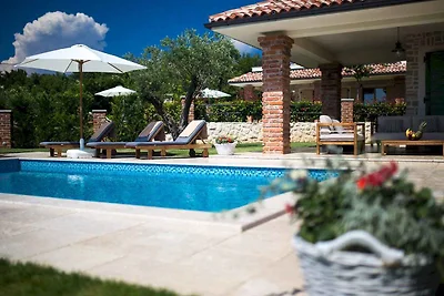 Villa mit Klimaanlage und Aussenpool