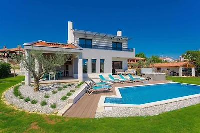 Villa mit Pool, Jacuzzi und Spielfeld