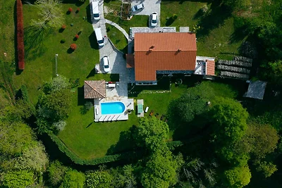 Villa mit Swimmingpool, Spielplatz und