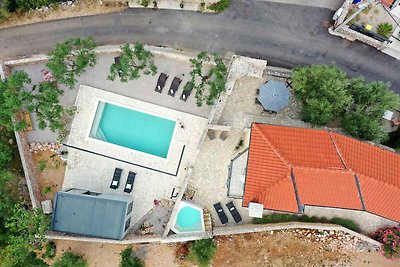 Villa mit Swimmingpool und Meerblick