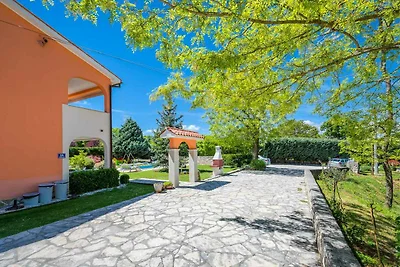 Villa mit privatem Pool und grossem Garten