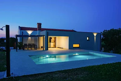 Villa mit Swimmingpool und grossem Garten