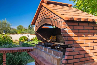 Villa mit Terrasse, Pool und Klimaanlage