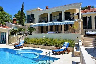 Villa mit Pool und Terrasse