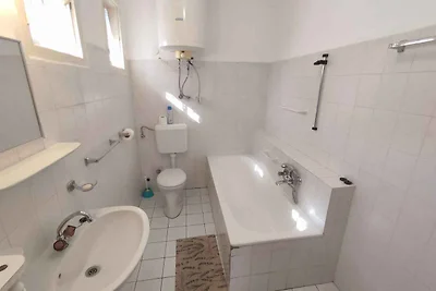 Ferienhaus mit Gartenmöbeln in der Nähe vom