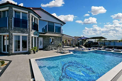 Villa mit Pool und Klimaanlage