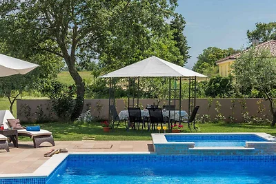Ferienhaus mit Pool und Klimaanlage