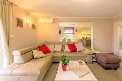 Villa mit Pool und Klimaanlage