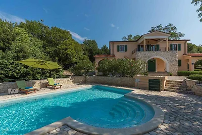 Villa mit Gemeinschaftspool und Garten