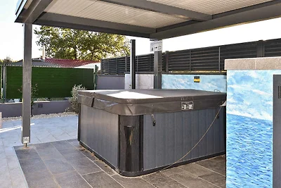 Ferienhaus mit Terrasse und Pool