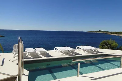 Villa direkt am Meer mit gemeinsamen Pool