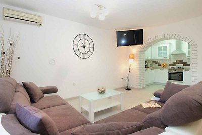 Villa mit Swimmingpool und Kinderspielplatz