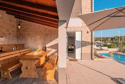 Exklusive Villa am Wasser mit privatem Pool u