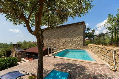 Villa mit Swimmingpool und Grillterrasse