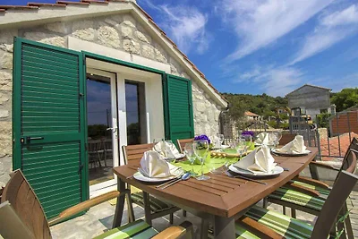 Ferienhaus mit Pool und Grill