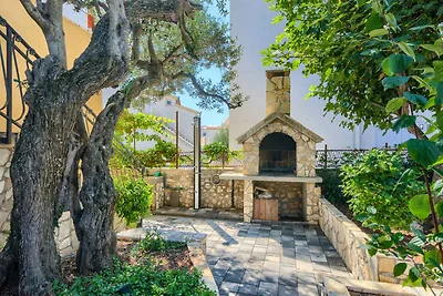 Charmante Villa Drago mit Gartenblick in Rogo