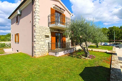 Villa mit Swimmingpool, Kinderspielplatz und