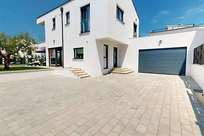 Villa mit Pool und Garten