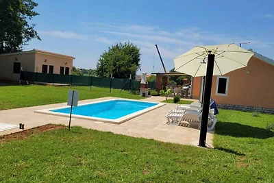 Ferienhaus mit Pool und Garten