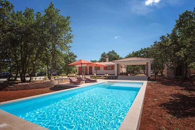 Villa mit Pool und grosszügigem Grundstück