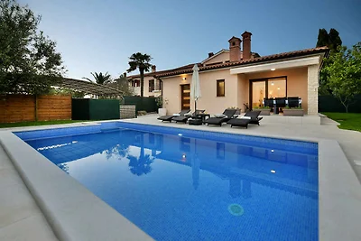 Ferienhaus mit Pool und Klimaanlage