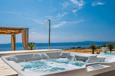 Villa mit Swimmingpool und Meerblick