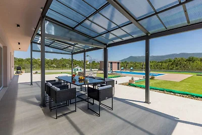 Ferienhaus mit Pool und Klimaanlage