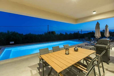 Villa mit Pool, Meerblick