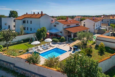 Villa mit Terrasse, Pool und Klimaanlage