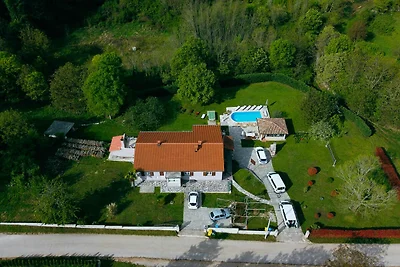Villa mit Swimmingpool, Spielplatz und