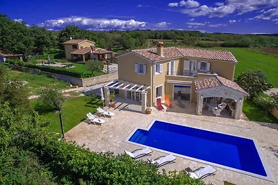 Villa luxuriös eingerichtet mit Swimmingpool