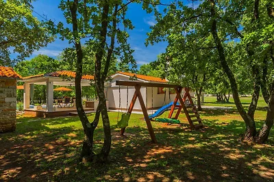 Villa mit Pool und grosszügigem Grundstück