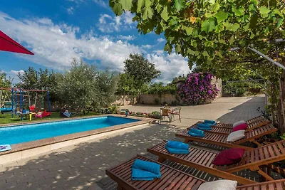 Ferienwohnung mit Pool und Garten zur gemeins