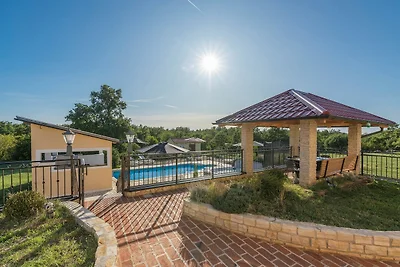 Villa mit Pool und Klimaanlage