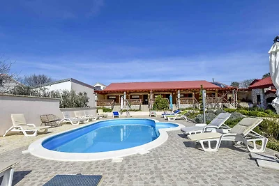 Ferienhaus mit Pool und Grill