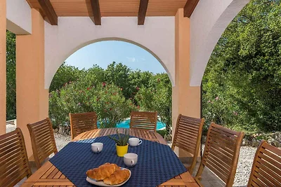 Villa mit Gemeinschaftspool und Garten