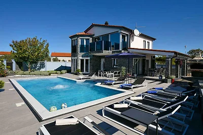 Villa mit Pool und Klimaanlage