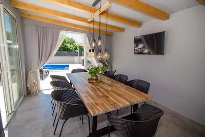 Villa mit Pool und Klimaanlage