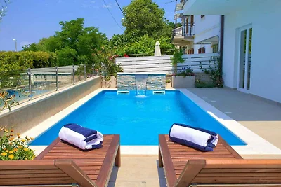 Villa im modernen Design mit privatem Pool un