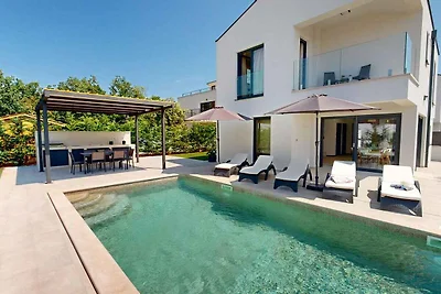 Villa mit Pool und Garten