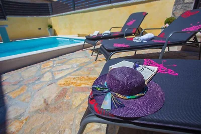 Ferienhaus mit Pool und umzäuntem Garten