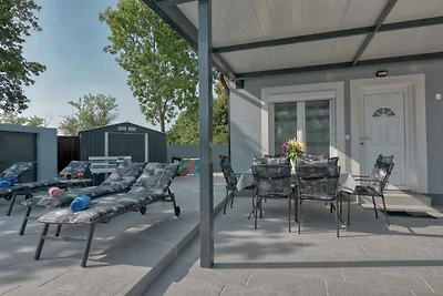 Ferienhaus mit Swimmingpool in Strandnähe