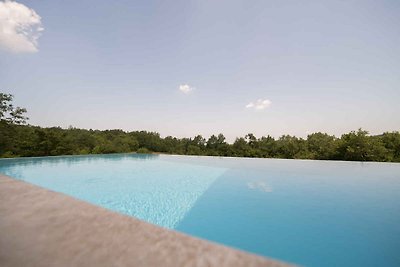 Villa mit Swimmingpool in ruhiger Umgebung