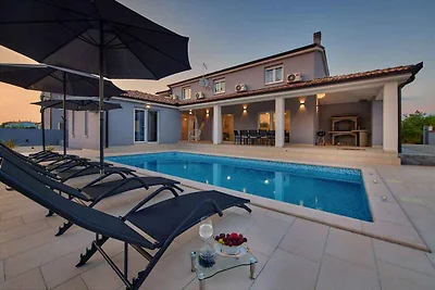 Villa mit Klimaanlage und Pool