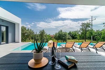 Villa mit Pool und Garten