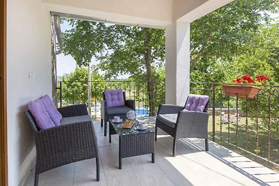 Ferienhaus mit Swimmingpool umgeben von Natur