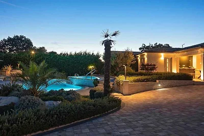 Villa mit Klimaanlage und Aussenpool