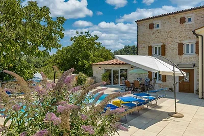 Authentische Steinvilla mit privatem Pool in 