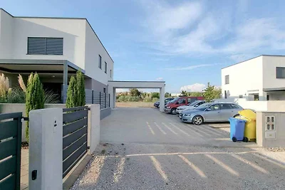 Ferienhaus mit Terrasse und Gartenmöbeln