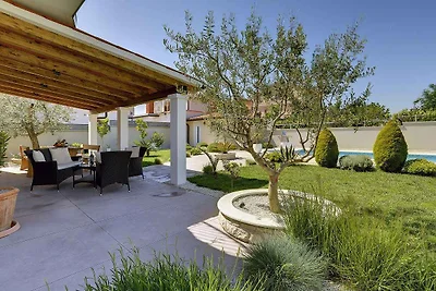 Villa mit Pool und Fitnessraum